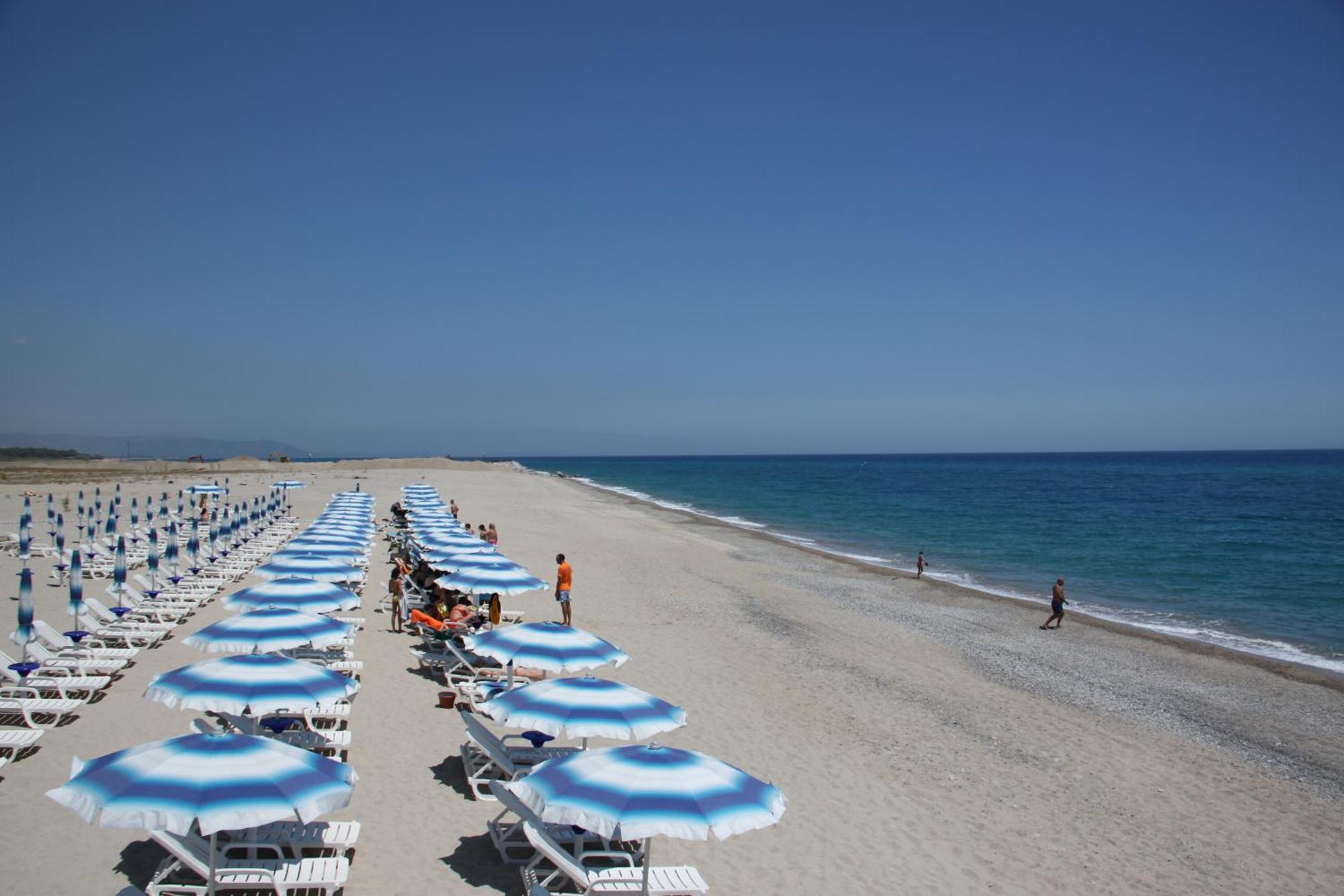 Club Esse Aquilia Beach Village Badolato Marina Bagian luar foto