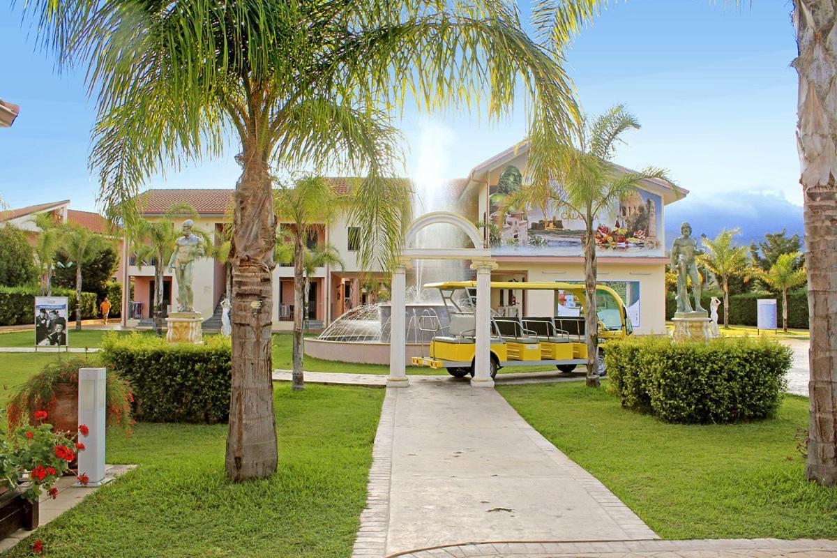 Club Esse Aquilia Beach Village Badolato Marina Bagian luar foto