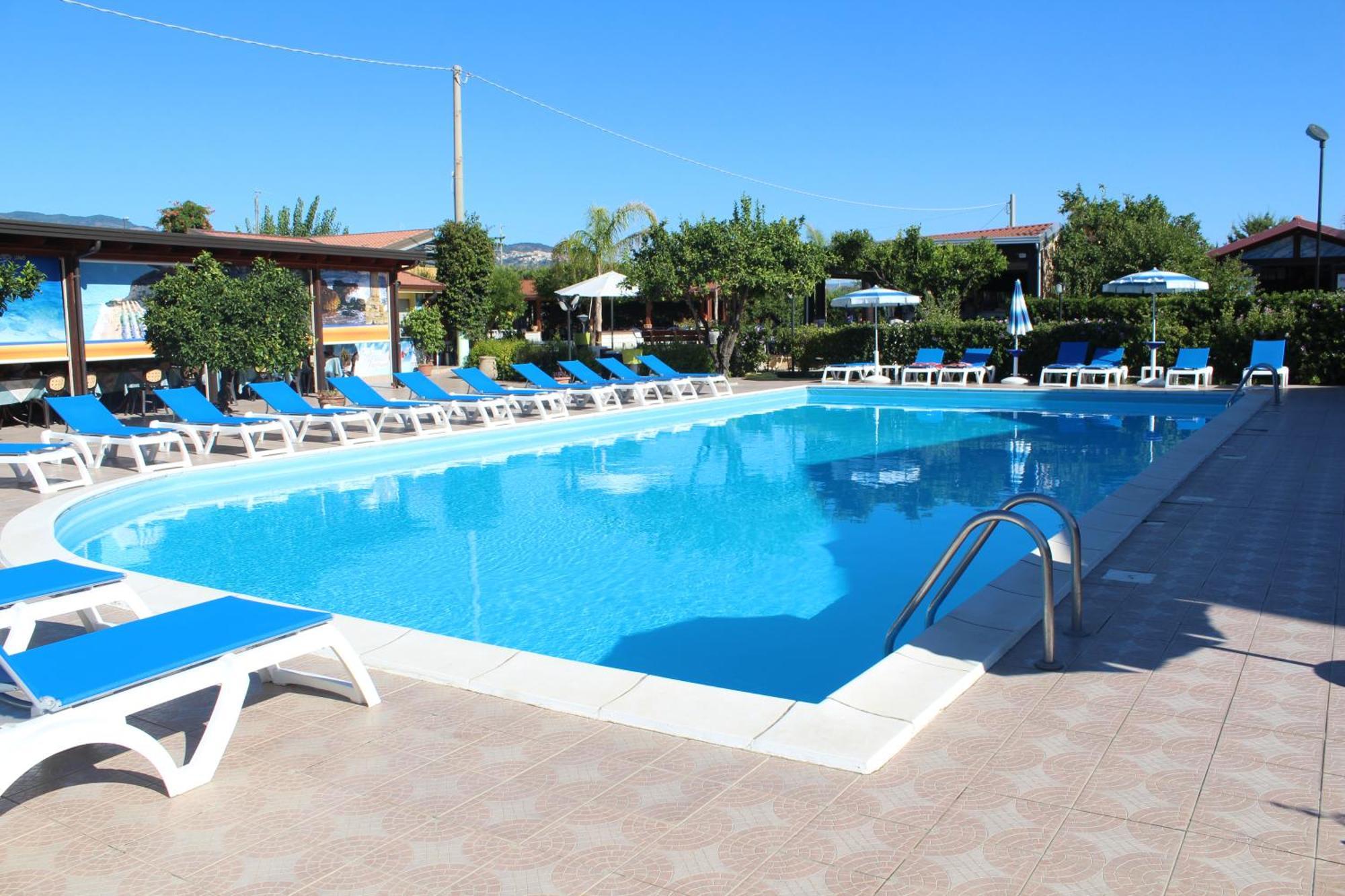 Club Esse Aquilia Beach Village Badolato Marina Bagian luar foto
